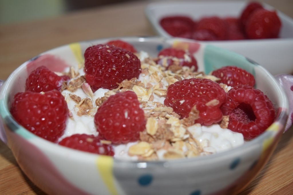 Muesli & raspberries over cottage cheese contains resistant starch