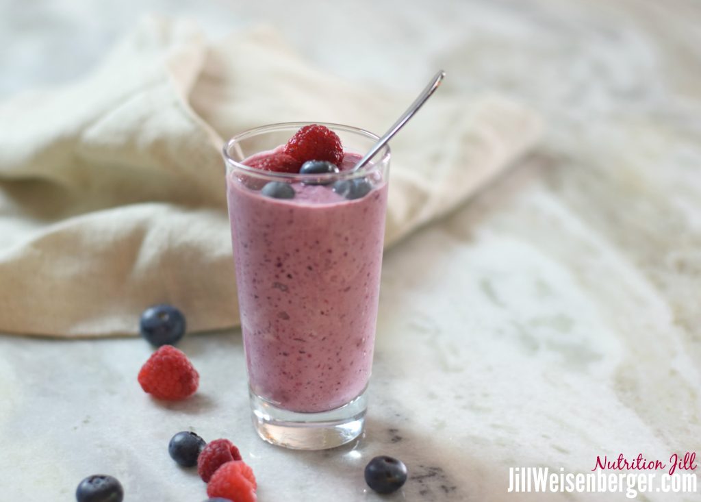 healthy smoothie for prediabetes made with yogurt and berries
