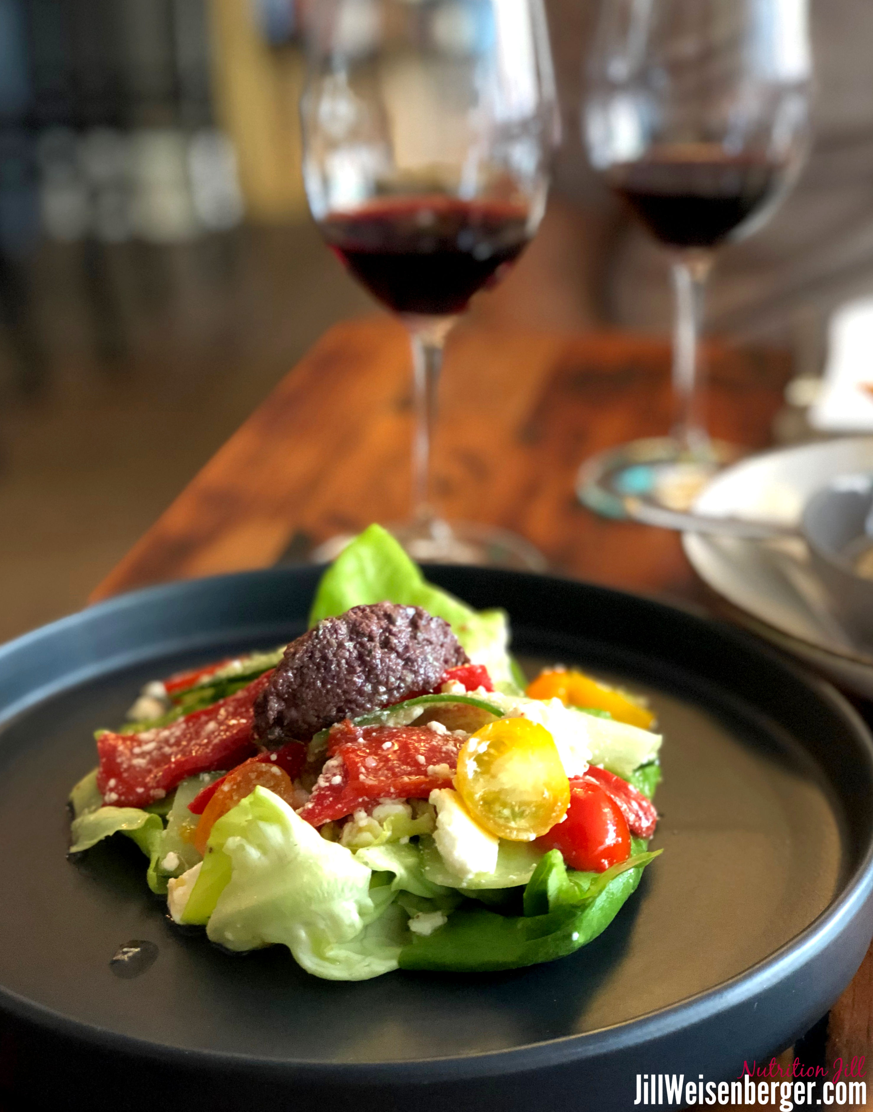 healthy eating out: salad with red wine
