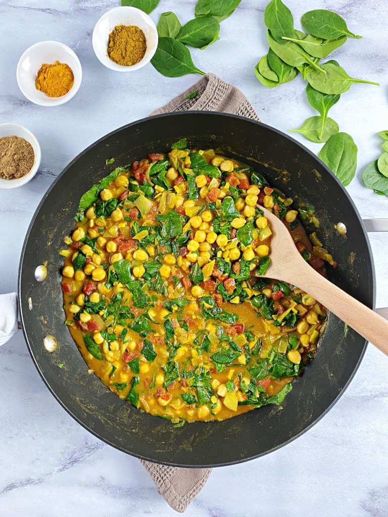 https://eadn-wc02-3734736.nxedge.io/wp-content/uploads/2020/04/Spinach-and-Chickpea-Curry-1-scaled-1.jpg